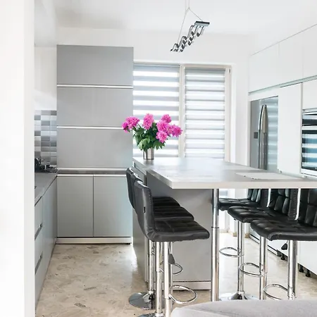 Apartment August Getaway Spacious 2-bedroom Sleeps 5 Free Parking Cluj-Napoca