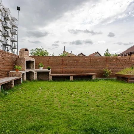 August Getaway Spacious 2-bedroom Sleeps 5 Free Parking Apartment *