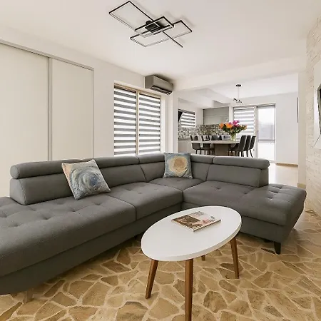 August Getaway Spacious 2-bedroom Sleeps 5 Free Parking Apartment