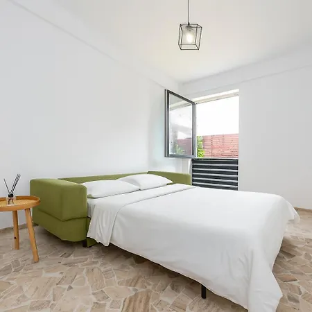 August Getaway Spacious 2-bedroom Sleeps 5 Free Parking Cluj-Napoca