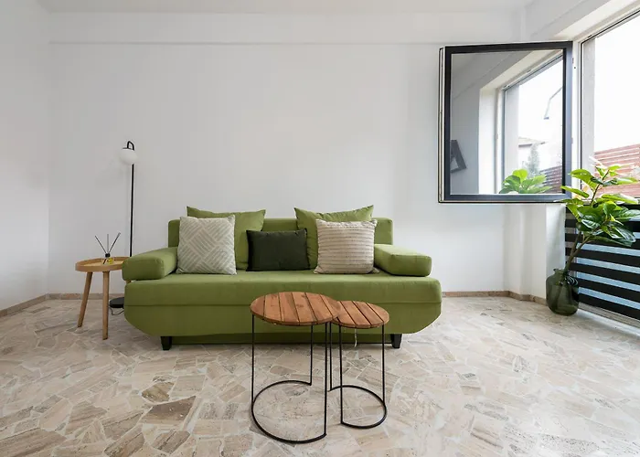 August Getaway Spacious 2-bedroom Sleeps 5 Free Parking