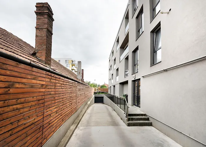 August Getaway Spacious 2-bedroom Sleeps 5 Free Parking Apartament