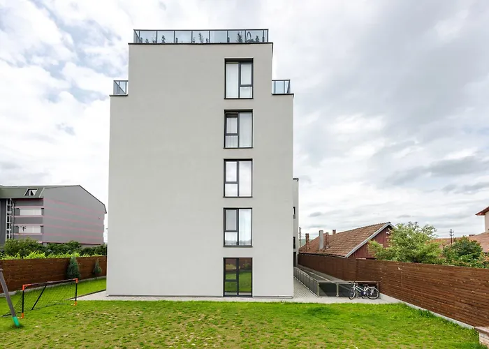 August Getaway Spacious 2-bedroom Sleeps 5 Free Parking *