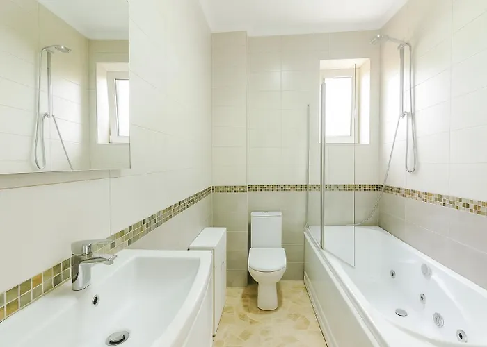 Apartamento August Getaway Spacious 2-bedroom Sleeps 5 Free Parking *