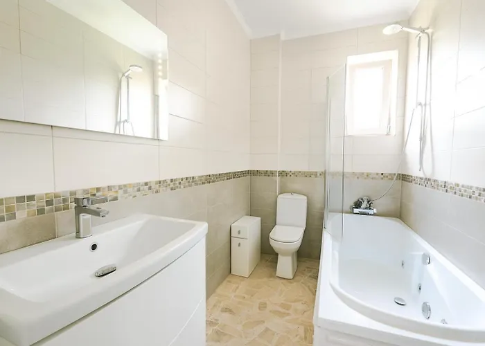 August Getaway Spacious 2-bedroom Sleeps 5 Free Parking * Cluj-Napoca